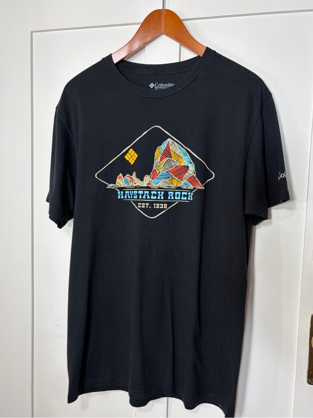 Columbia Black Haystack Rock Graphic Tee with Multicolor Design Short Sleeve L